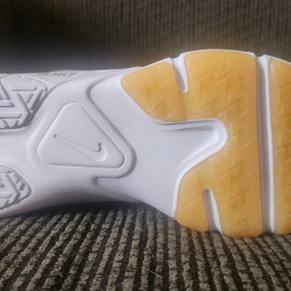 Brand new woman's size 7.5 nike shoes. Worn once. - Picture 3 of 4